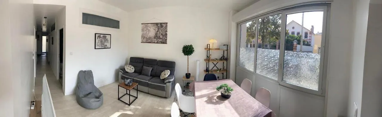Séjour chez l'habitant Chambre privée face à la gare Tarbes France